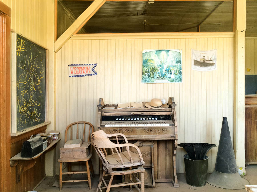 Ein Klavier in der ehemaligen Schule in Bodie