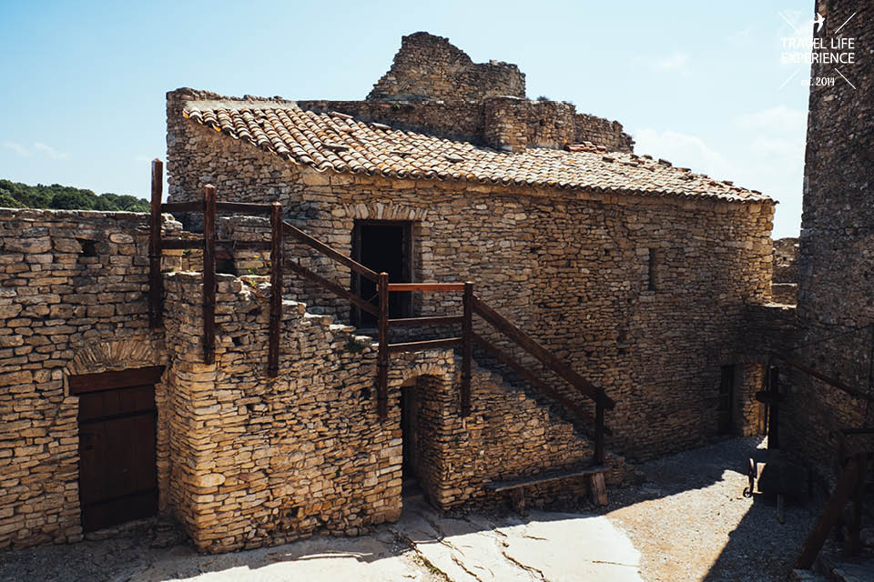 Innenhof einer mittelalterlichen Festung