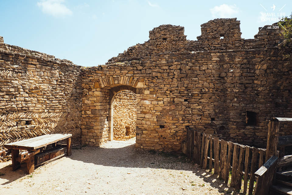 Innenhof einer mittelalterlichen Festung
