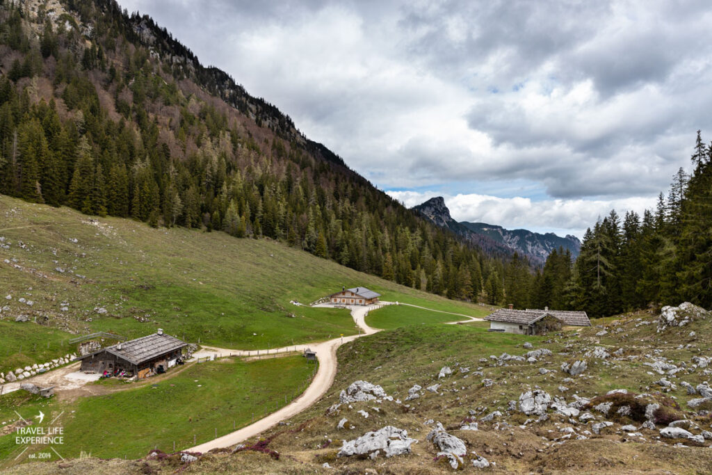 Mordaualm bei Ramsau im Berchtesgadener Land, daneben die Lattenalm und die Moosenalm