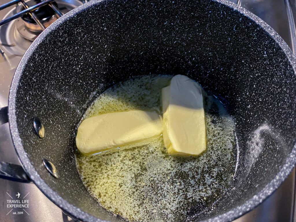 Für die Bechamelsauce Butter in einer Kasserolle schmelzen