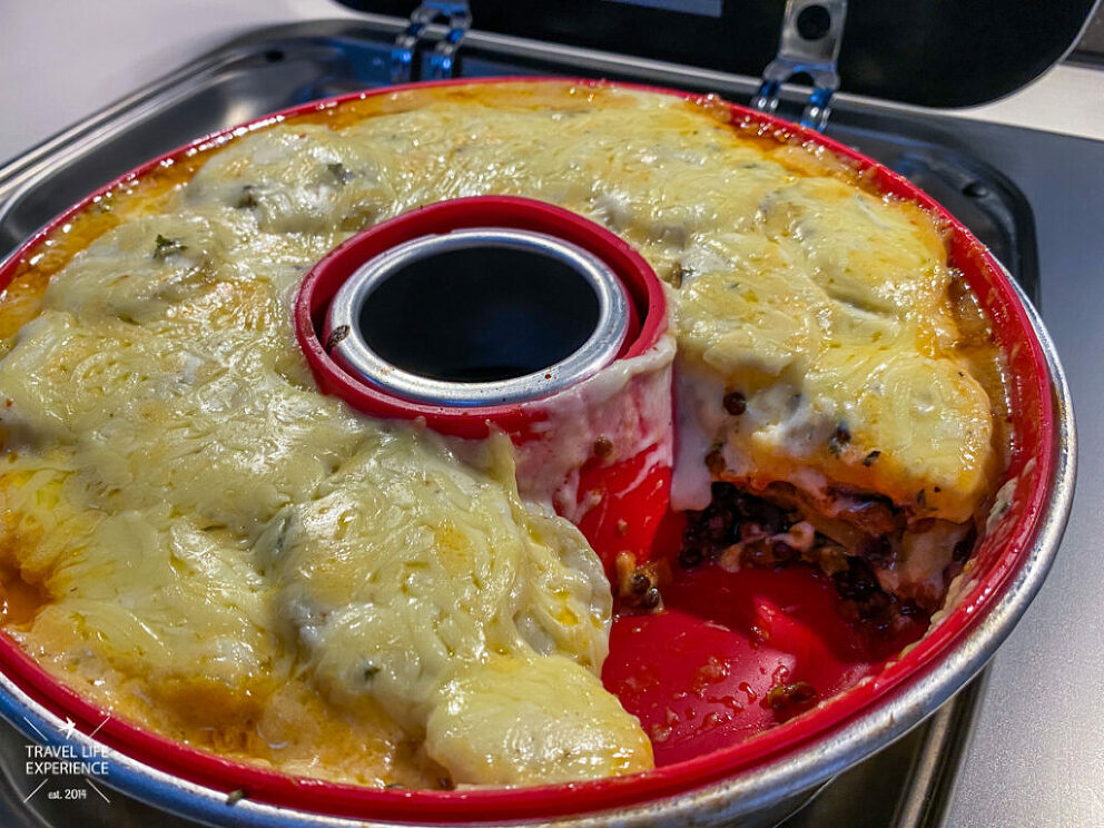 Vegetarische Moussaka mit Linsen aus dem Omnia | Rezept fürs Campen