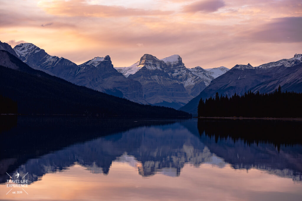 Rundreise durch den Westen Kanadas: Sonnenaufgang am Maligne Lake im Jasper Nationalpark