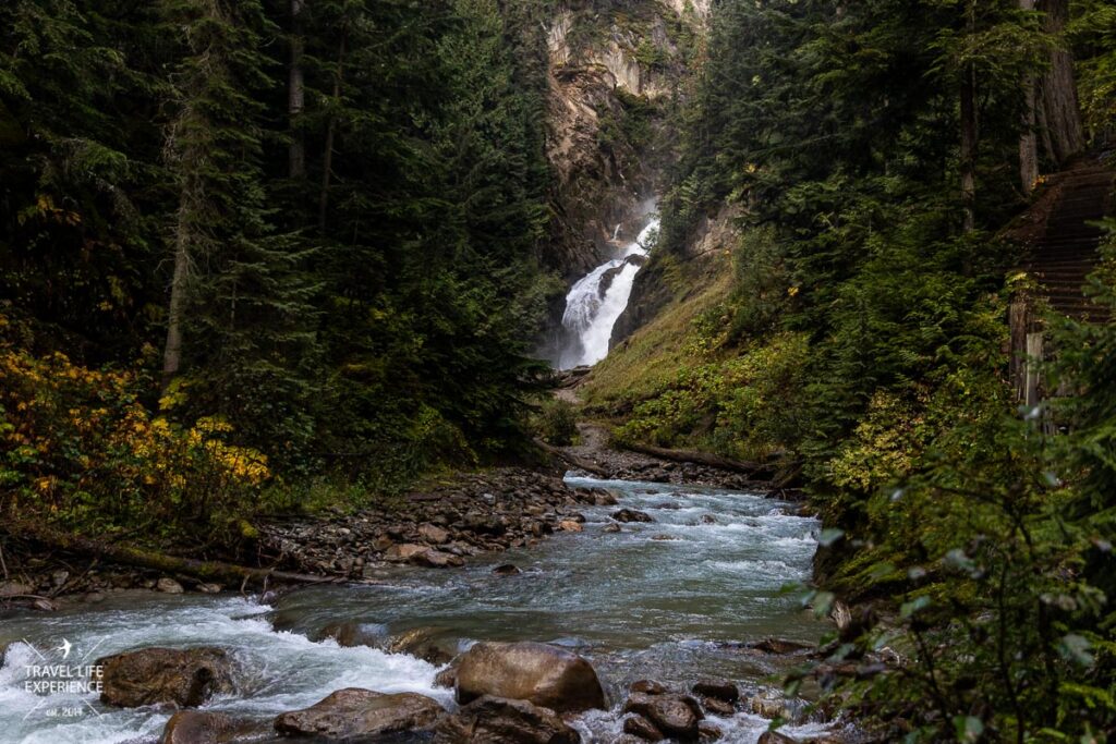 Rundreise durch den Westen Kanadas: Bear Creek Falls im Glacier Nationalpark