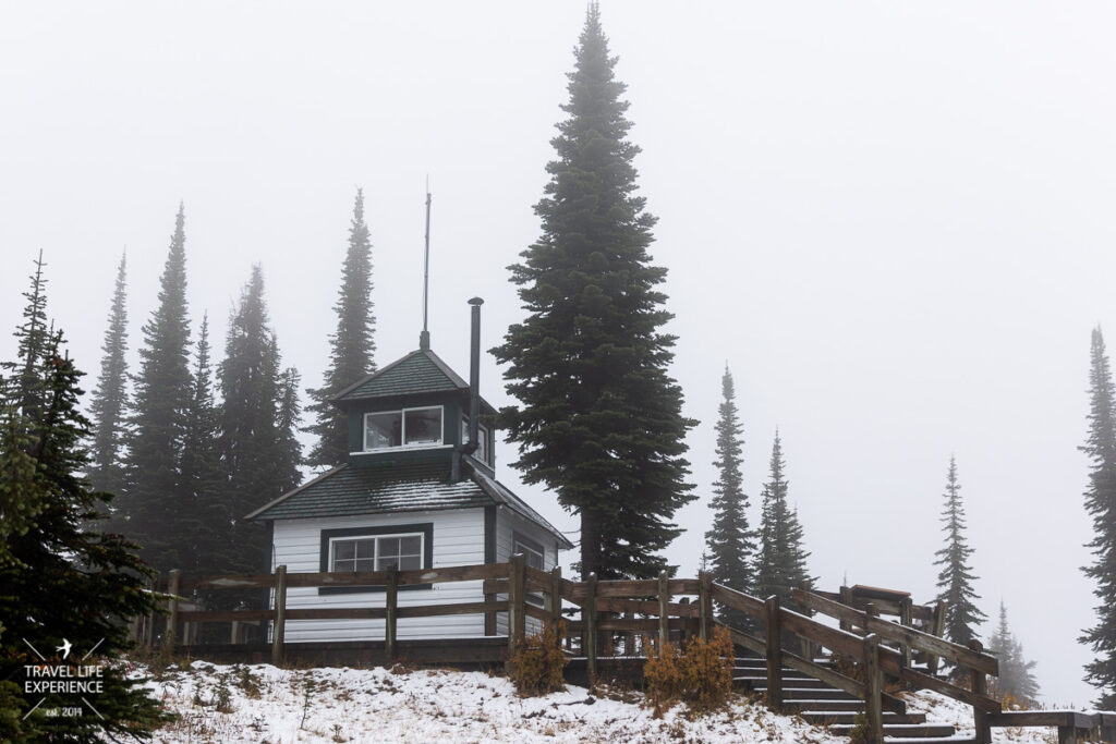 Rundreise durch den Westen Kanadas: Fire Lookout im Schnee im Mount Revelstoke Nationalpark