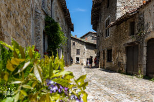 Mittelalterliche Gebäude in Pérouges in der Auvergne-Rhônes-Alpes, Frankreich Mittelalterliche Gebäude in Pérouges in der Auvergne-Rhônes-Alpes, Frankreich