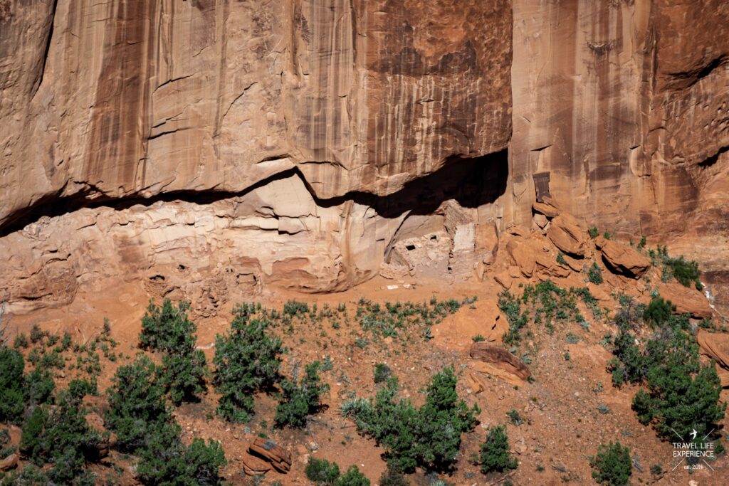 Ruinen der Anasazi in einer steilen Felswand im Canyon de Chelly