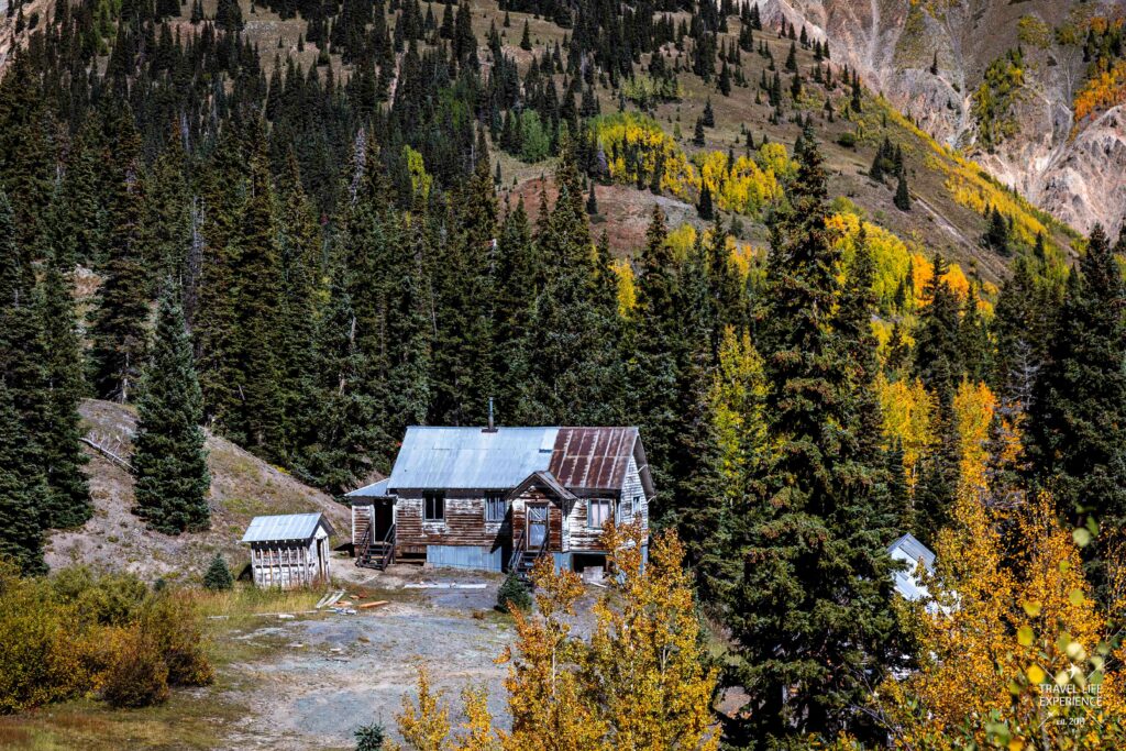 Gebäude einer aufgelassenen Mine am Million Dollar Highway in Colorado