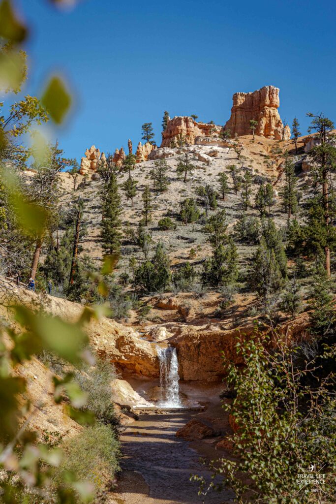 Der Tropic Ditch Fall Wasserfall am Mossy Cave Trail im Bryce Canyon National Park in Utah