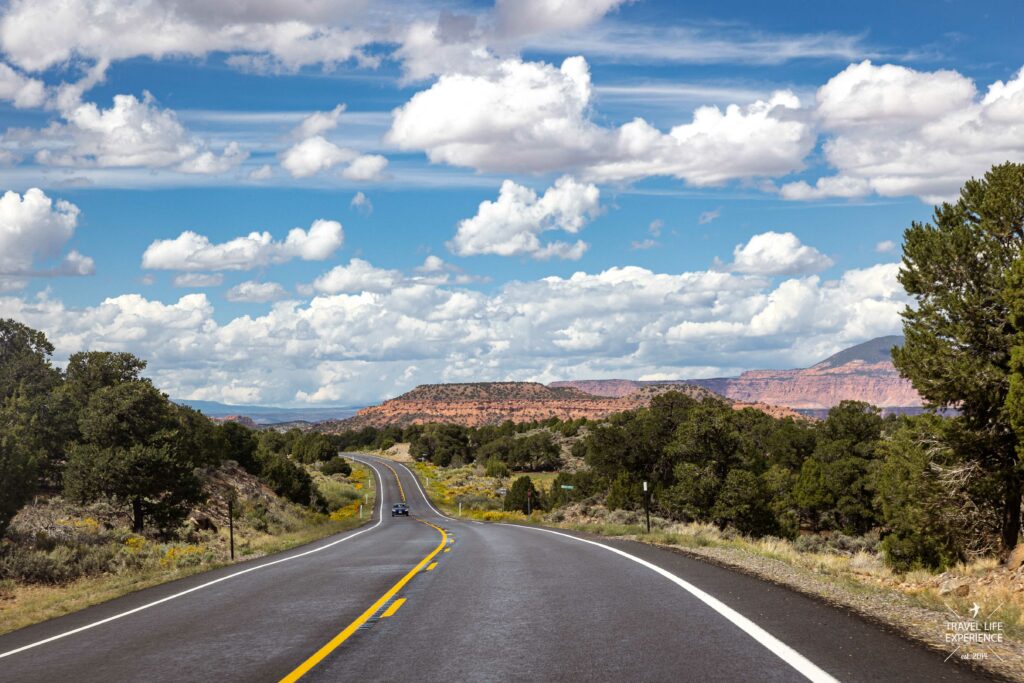 Der Scenic Byway 12 nahe dem Capitol Reef National Park in Utah