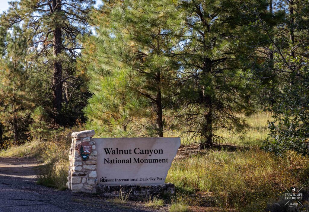 Eingangschild zum Walnut Canyon National Monument