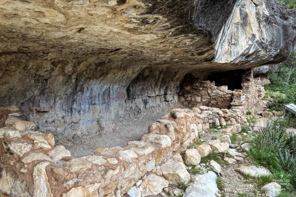 Felsenwohnungen der Sinagua Pueblo-Kultur im Walnut Canyon National Monument in Arizona 