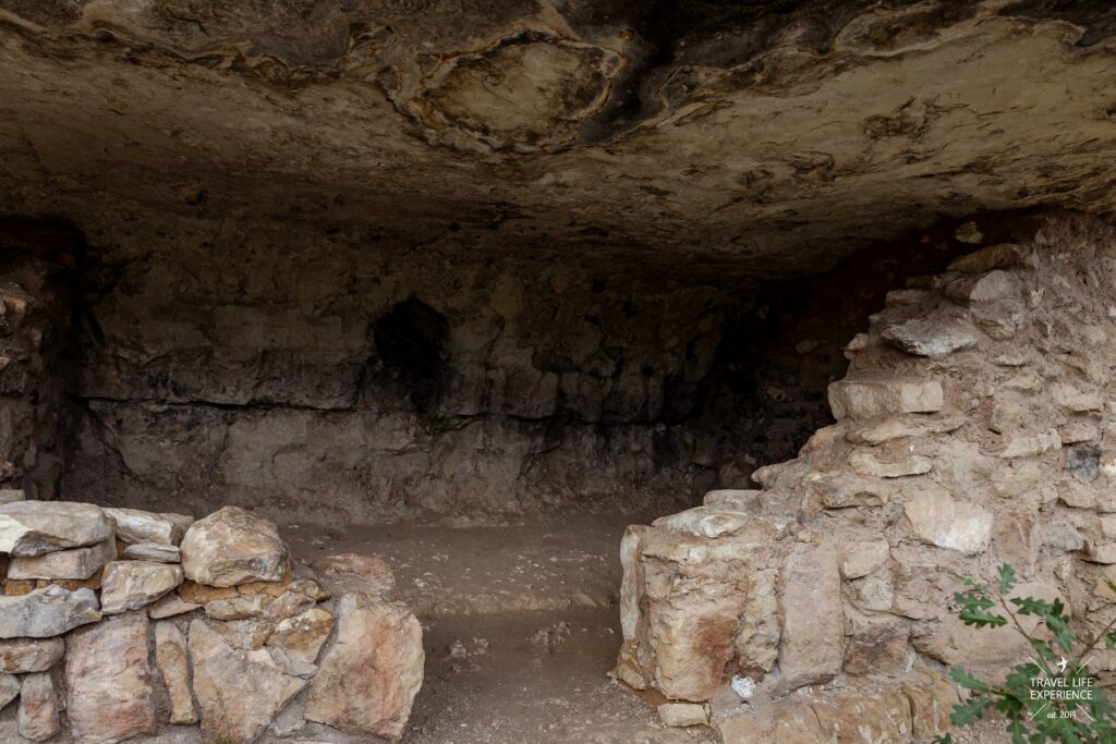 Felsenwohnungen der Sinagua Pueblo-Kultur im Walnut Canyon National Monument in Arizona 