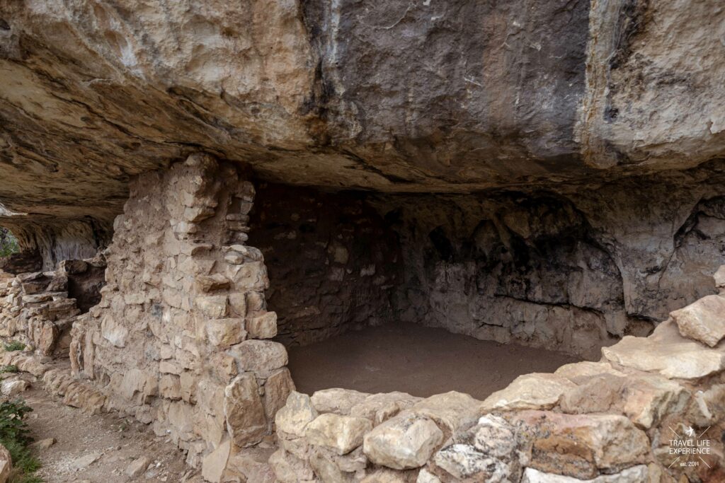 Felsenwohnungen der Sinagua Pueblo-Kultur im Walnut Canyon National Monument in Arizona 