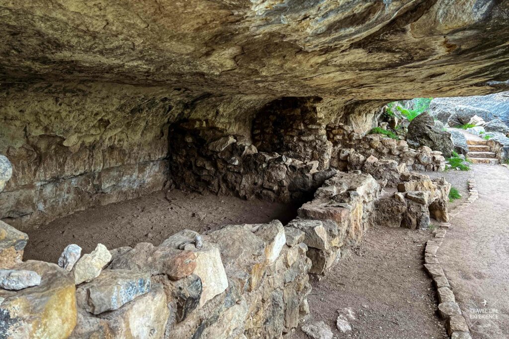 Felsenwohnungen der Sinagua Pueblo-Kultur im Walnut Canyon National Monument in Arizona 