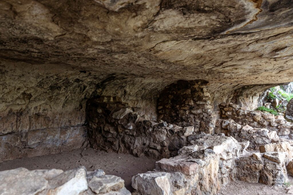 Felsenwohnungen der Sinagua Pueblo-Kultur im Walnut Canyon National Monument in Arizona 