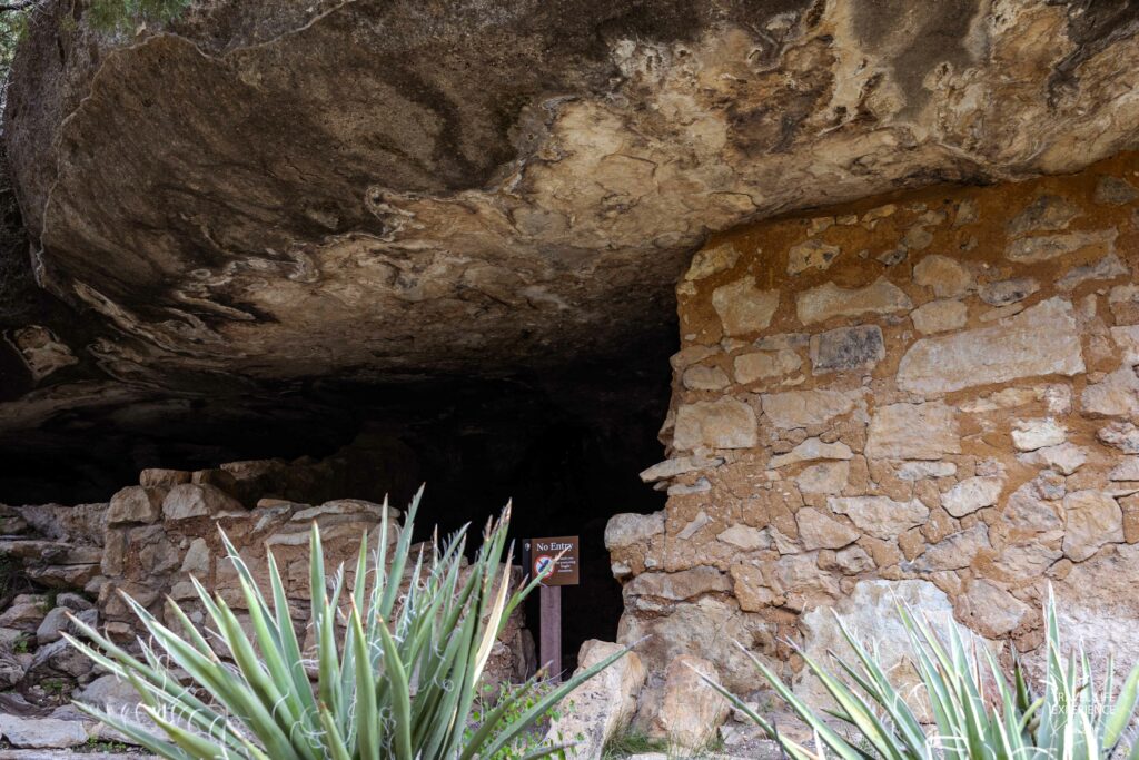 Felsenwohnungen der Sinagua Pueblo-Kultur im Walnut Canyon National Monument in Arizona 