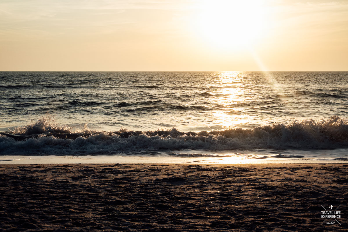Die Abendsonne am Strand in Naples genießen