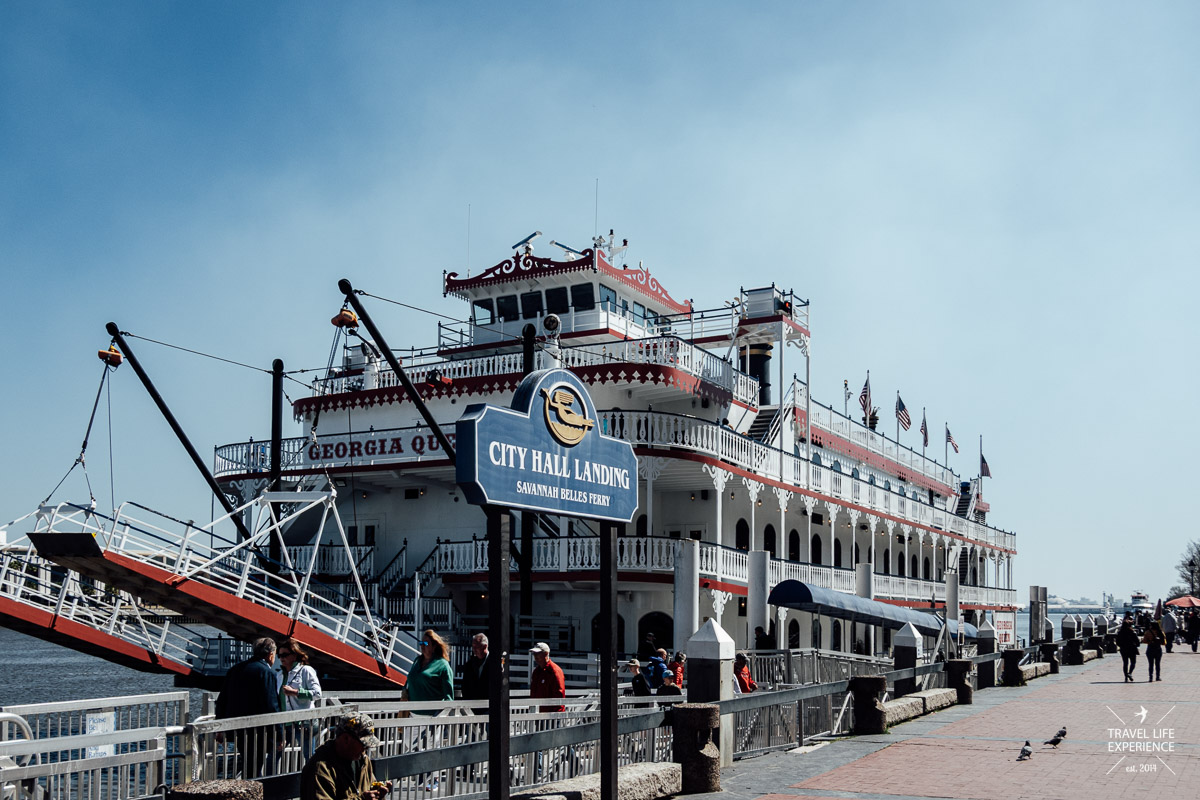 Rundreise durch Florida und die Südstaaten: Ein alter Schaufelraddampfer auf dem Mississippi in Savannah