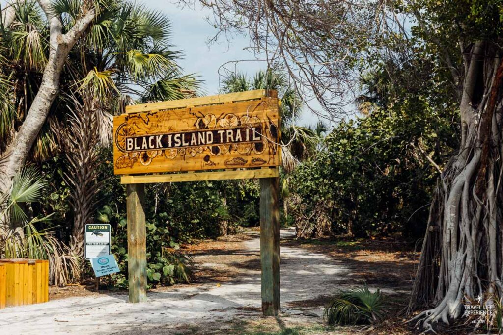 Der Beginn des Black Island Trail im Lovers Key State Park in Florida