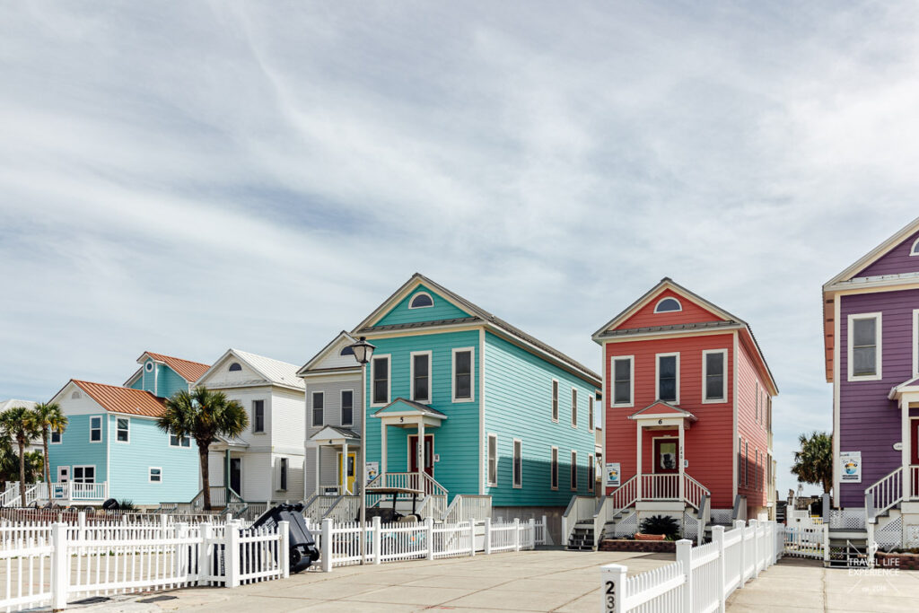 Rundreise durch Florida und die Südstaaten: leuchtend bunte Strandhäuser auf St. George Island