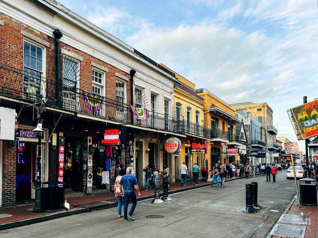 Rundreise durch Florida und die Südstaaten: Feiermeile im French Quarter in New Orleans