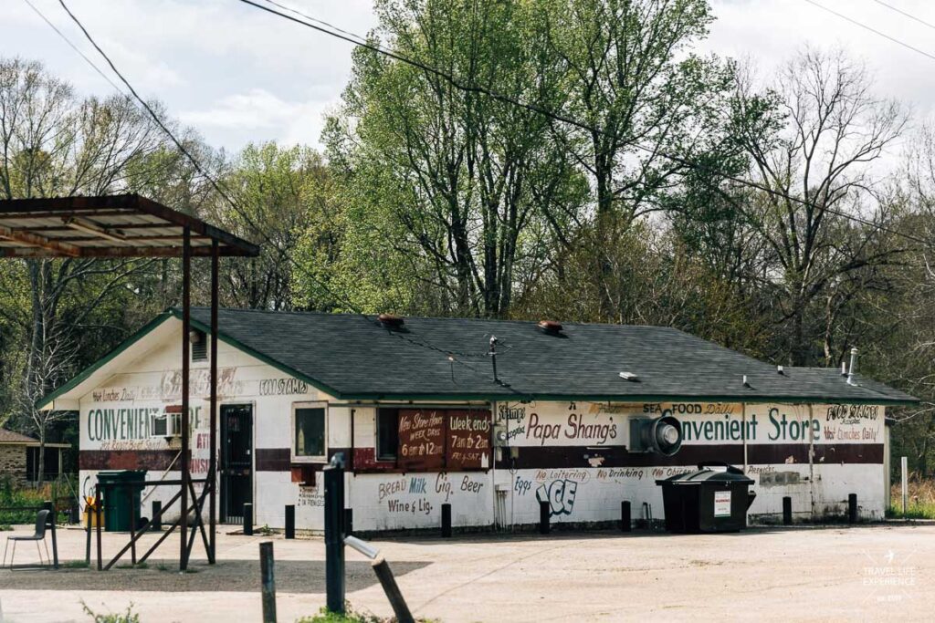 Rundreise durch Florida und die Südstaaten: Ein Convenient Store an der Straße nördlich von Baton Rouge