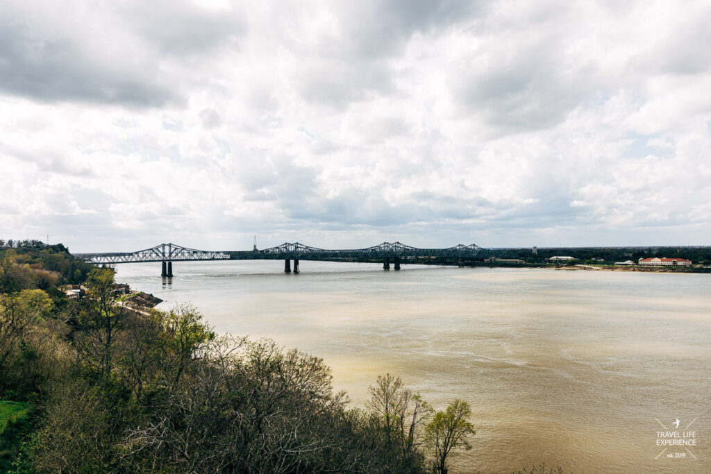 Rundreise durch Florida und die Südstaaten: Eine Brücke über den Mississippi bei Natchez