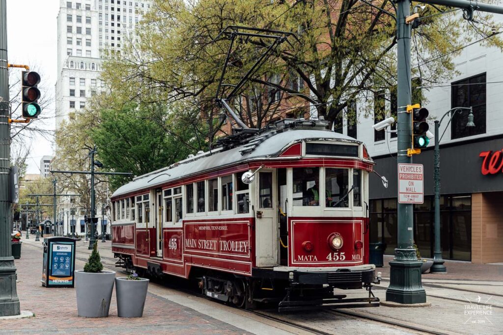 Eine rote, historische Straßenbahn in Memphis