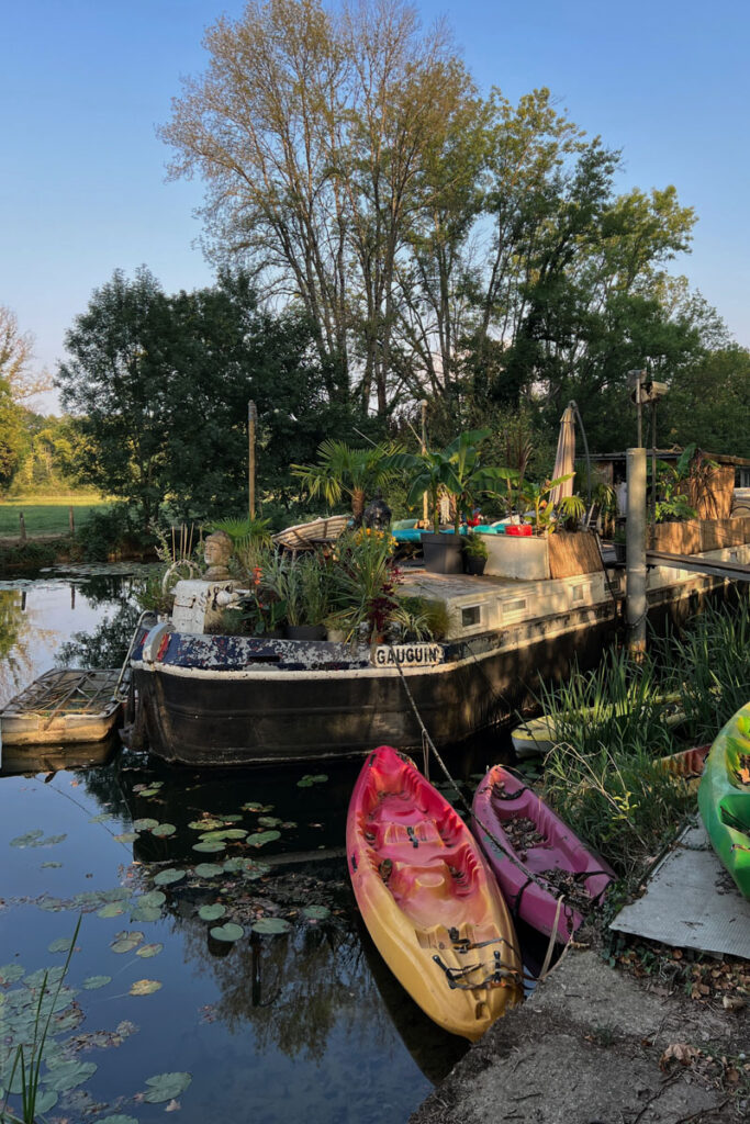 Roadtrip Jura: Hausboot auf einem Kanal in Dôle