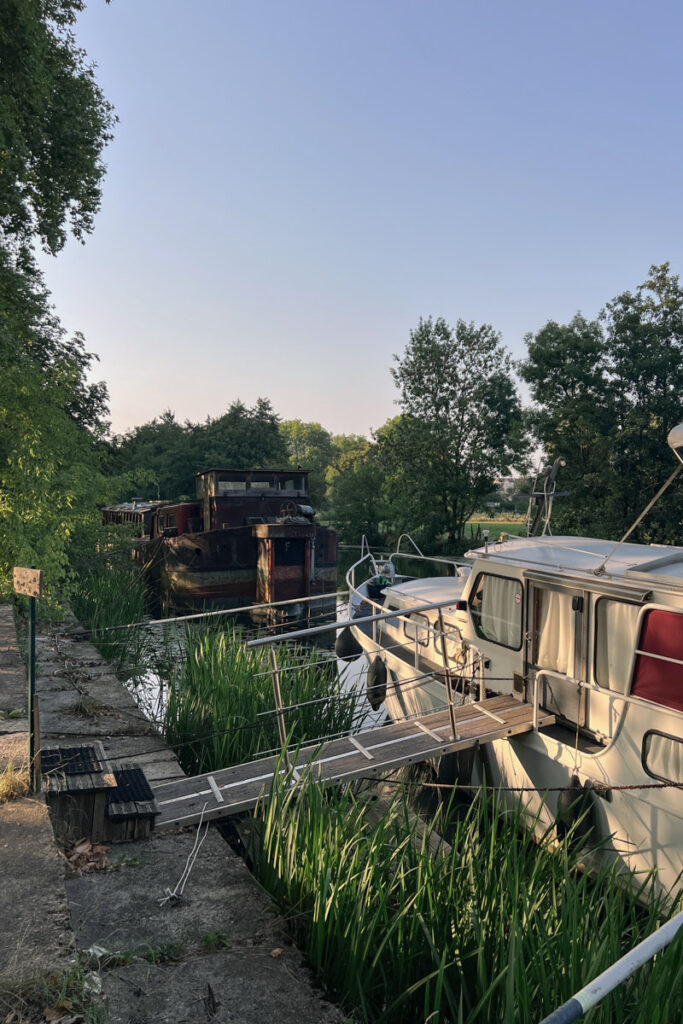 Roadtrip Jura: Hausboot auf einem Kanal in Dôle