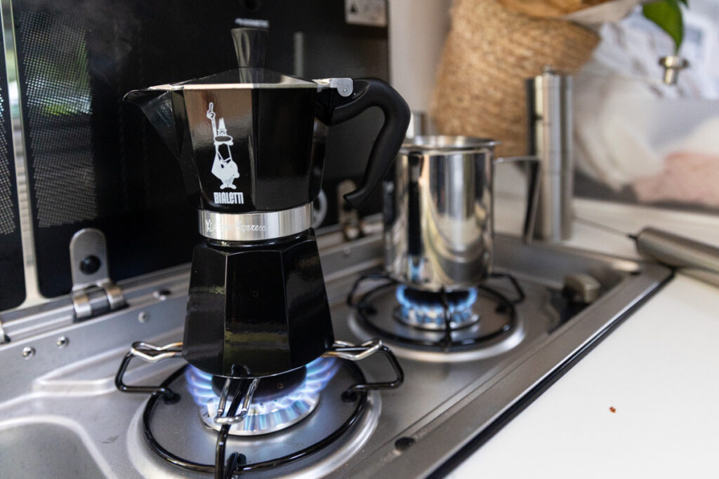 Kaffeekochen mit der Bialetti im Kastenwagen