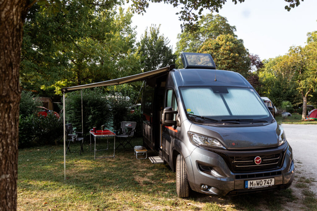 Camping mit dem Kastenwagen: ein Pilote V600j Camping mit dem Kastenwagen: ein Pilote V600j