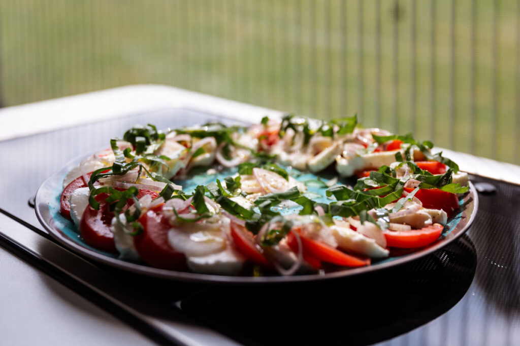 Mittagessen unterwegs: Tomate und Mozzarella Mittagessen unterwegs: Tomate und Mozzarella