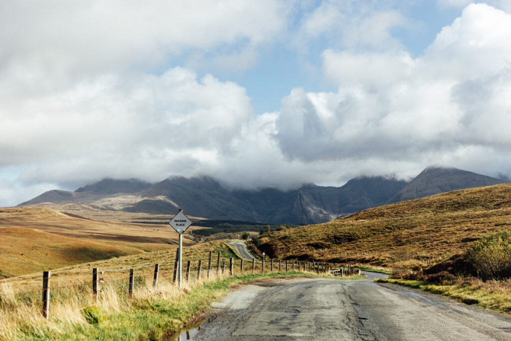 Roadtrip nach Schottland - Straße auf der Isle of Skye Roadtrip nach Schottland - Straße auf der Isle of Skye