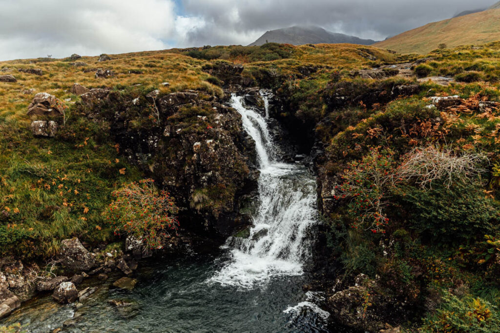 Roadtrip nach Schottland - Wasserfall auf der Isle of Skye Roadtrip nach Schottland - Wasserfall auf der Isle of Skye