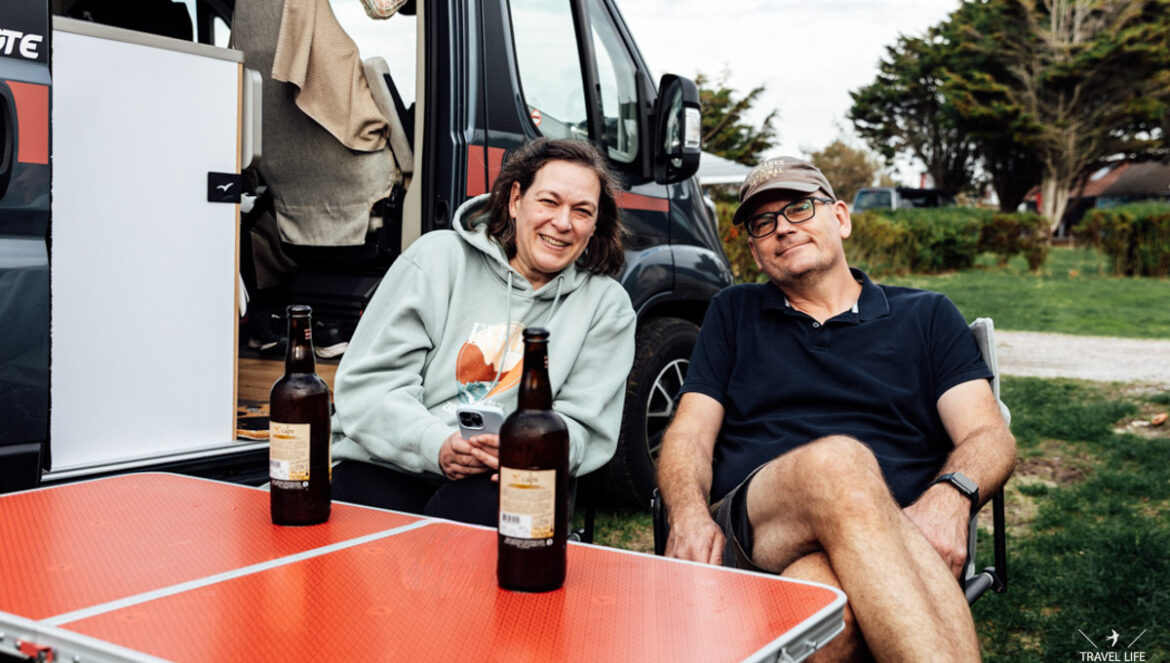 Sylvia und Tom von travel life experience vor ihrem Kastenwagen