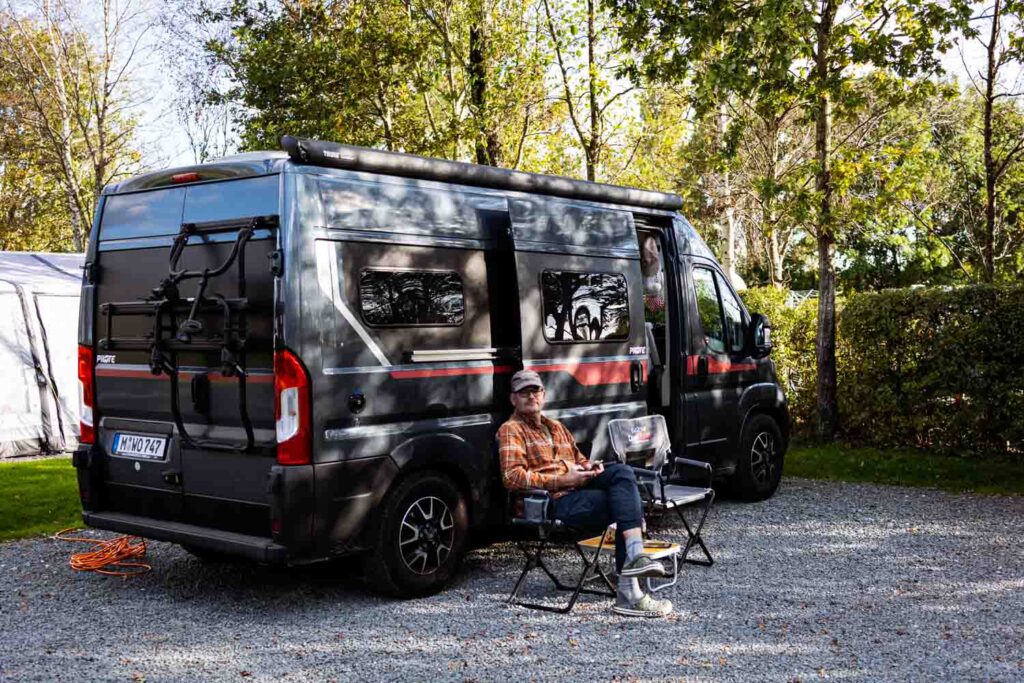 Mit dem Wohnmobil nach England: Thomas vor unserem Kastenwagen am Campingplatz im New Forest National Park