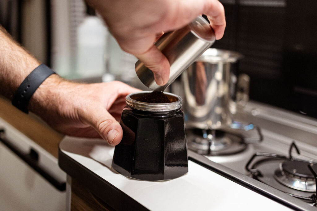 Kaffeekochen mit der Bialetti im Kastenwagen