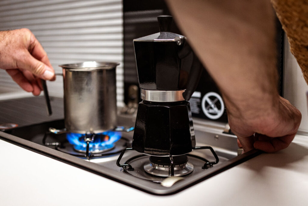 Kaffeekochen mit der Bialetti im Kastenwagen