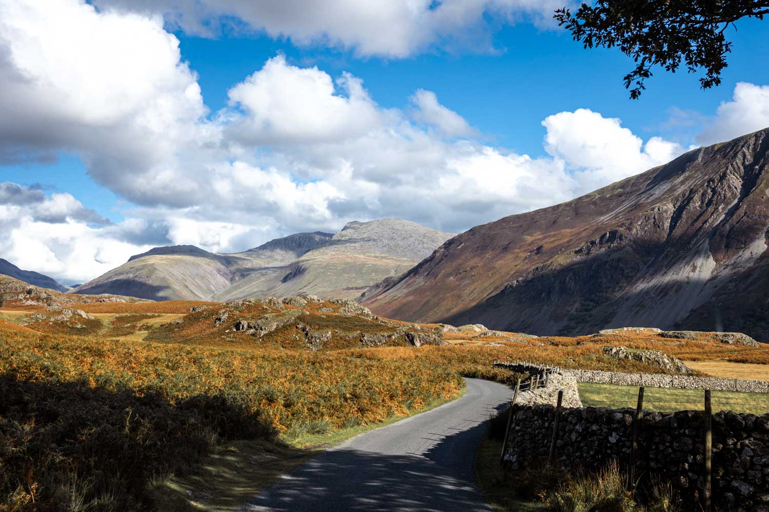 Mit dem Wohnmobil nach England: Single Track Lane auf dem Weg nach Wast Water im Lake District National Park