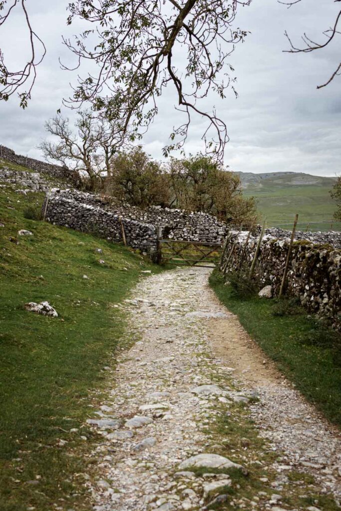Wandern in England: ein Wanderweg in den Yorkshire Dales