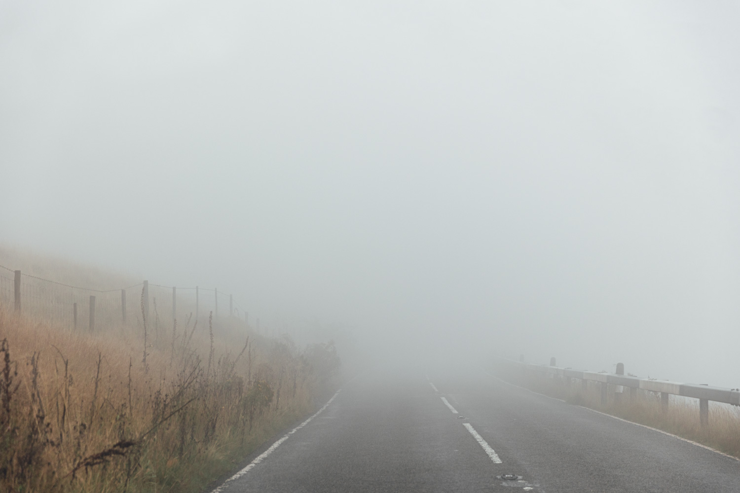 Mit dem Wohnmobil nach England: bei dichtem Nebel unterwegs im Peak District