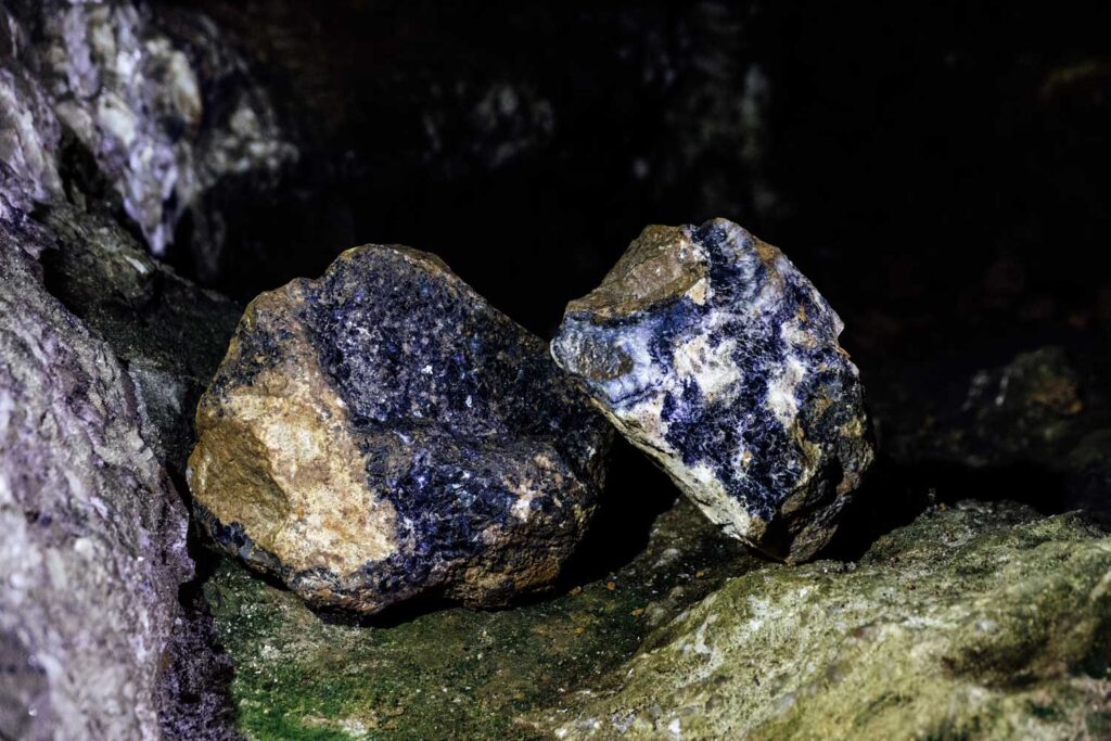 Blue John ist der Name eines Gesteins, das ausschließlich im Peak District vorkommt