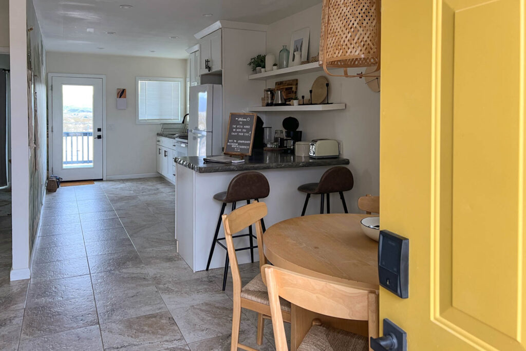 Airbnb am Joshua Tree Eingangsbereich un Küche