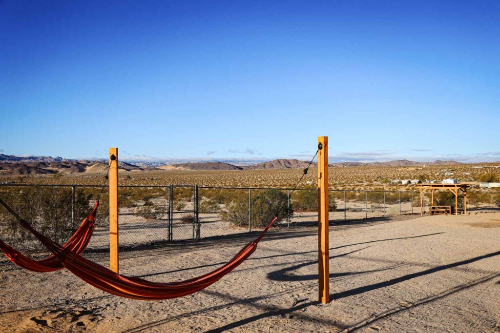 Airbnb am Joshua Tree - Hängematten in der Morgensonne