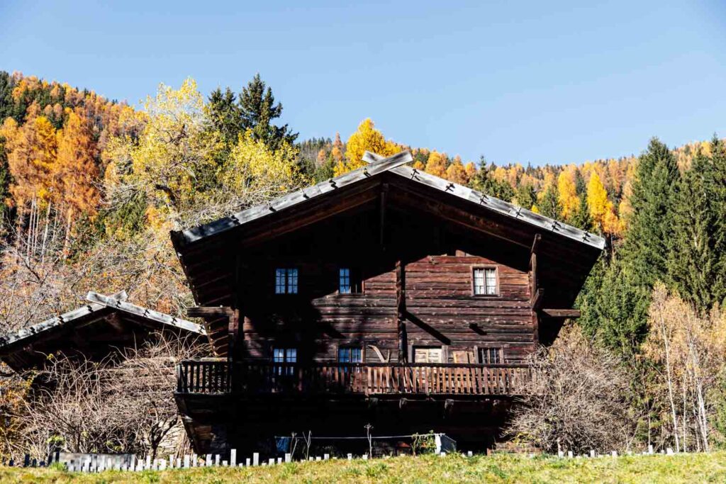 Ultental im November: jahrhundertealte Paarhöfe