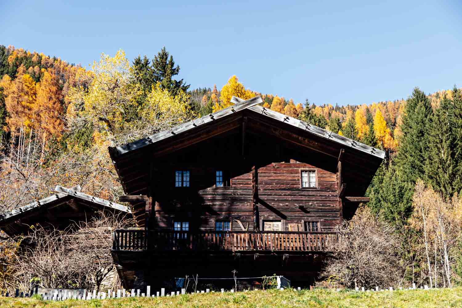 Ultental im November: jahrhundertealte Paarhöfe