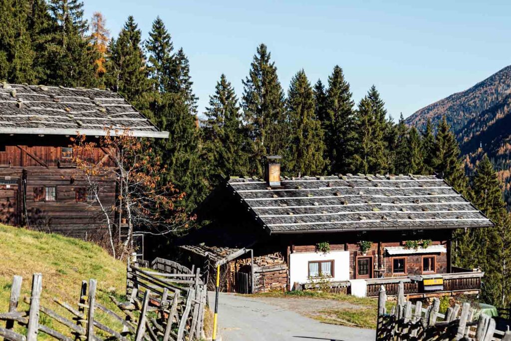 Ultental im November: jahrhundertealte Paarhöfe mit geflochtenen Zäunen