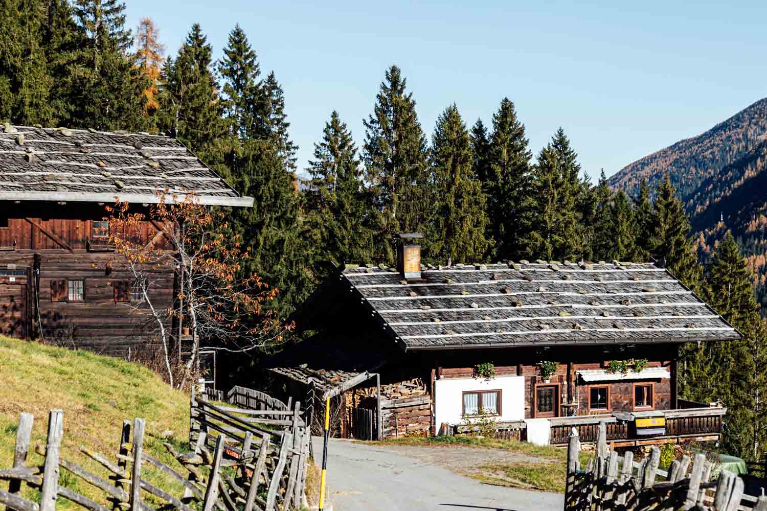 Ultental im November: jahrhundertealte Paarhöfe mit geflochtenen Zäunen